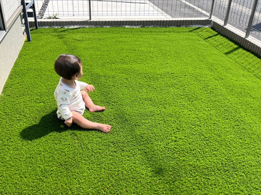 人工芝の上で遊ぶ子ども